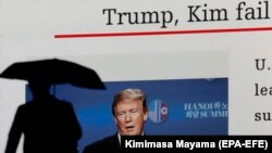 Trump i Kim su napustili mjesto susreta, hotel Metropol, bez da su zajedno ručali, kako je to bilo predviđeno (Foto: prolaznik u Tokiju pored uličnog displeja sa vijestima o samitu)