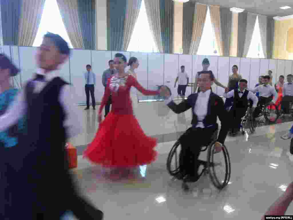 Алаңға беттеген бишілер. 