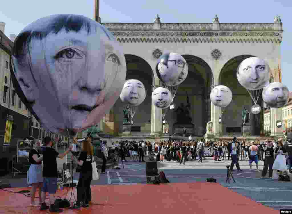 Организация &quot;ОNE&quot;, борящаяся за равенство людей по всему миру, устроила благотворительную акцию в преддверии открытия саммита &quot;Большой семерки&quot; в Мюнхене. В небо запустили воздушные шары с изображениями лидеров стран G7. На фотографии - канцлер Германии