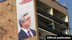 Prezident Serzh Sarkisian-ın seçki plakatı Yerevanda binada.