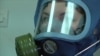 Медсестра в защитной маске в инфекционной больнице в Москве. 