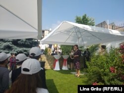 Ambasadoarea Germaniei, Angela Ganninger, vorbește în fața tinerilor