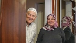 Решат и Зуре Эмирусеиновы, родители Рустема слушают рассказ Алие