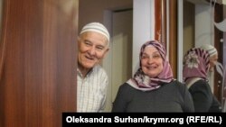 Решат і Зуріє Емірусеїнови, батьки Рустема, слухають розповідь Аліє
