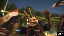 A supporter of ousted Egyptian President Muhammad Morsi demonstrates outside the presidential palace in Cairo. (file photo)