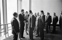 Президент США Джон Кеннеди встречается с Андреем Громыко в кулуарах штаб-квартиры ООН во время открытия 16-ой сессии Генеральной ассмблеи ООН, сентябрь 1961 года.