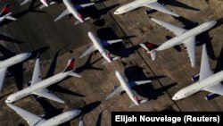 Avionët e Delta Air Lines shihen të parkuar për shkak të reduktimit të fluturimeve në periudhën e koronavirusit, në Aeroportin Ndërkombëtar Birmingham-Shuttlesworth, Alabama. SHBA. 25 mars 2020.