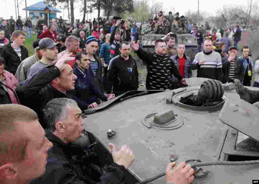 Kramatorsk-ın şimal istiqamətindən şəhərə girməyə çalışan Ukrayna ordusunun hərbi texnikasının qarşısını Rusiya tərəfdarları olan aksiyaçılar kəsirlər. 16 aprel 2014