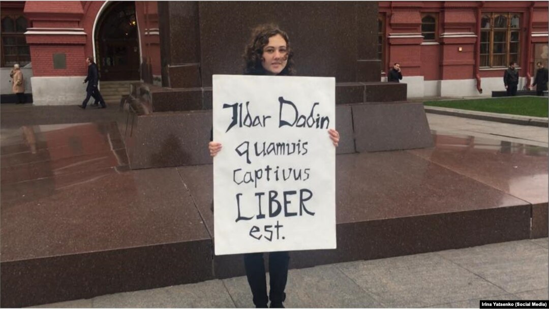 Ариэлла Кац с пикетом в поддержку Ильдара Дадина. Надпись на плакате: "Хотя Ильдар Дадин в заключении, он свободен". Москва, 19 сентября 2016 года