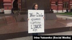 Ариэлла Кац с пикетом в поддержку Ильдара Дадина. Надпись на плакате: "Хотя Ильдар Дадин в заключении, он свободен". Москва, 19 сентября 2016 года