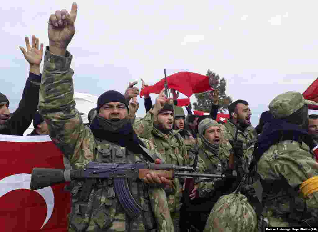 СИРИЈА / ТУРЦИЈА - Тројца турски војници се загинати и 11 припадници на Слободнта сириска армија (ССА, на фотографијата), а вкупно 130 се ранети од почетокот на турската операција во сирискиот град Африн, изјави турскиот министер за здравство Ахмед Деморџан откако ги посети хоспитализираните војници.