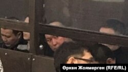 Аслан Джакупов вместе с другими фигурантами на слушаниях в суде по делу бывшего министра национальной экономики Казахстана Куандыка Бишимбаева.