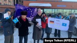 Столичные активисты у административного здания, в котором расположено посольство Германии в Казахстане. Нур-Султан, 10 декабря 2019 года.