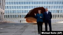 Канцлер ФРГ Ангела Меркель и директор Федеральной разведки (BND) Бруно Каль перед зданием штаб-квартиры разведки в Берлине, 3 февраля 2019 года