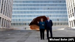 Канцлер Німеччини Анґела Меркель і директор Федеральної розвідки (BND) Бруно Каль перед будівлею штаб-квартири розвідки в Берліні, 3 лютого 2019 року