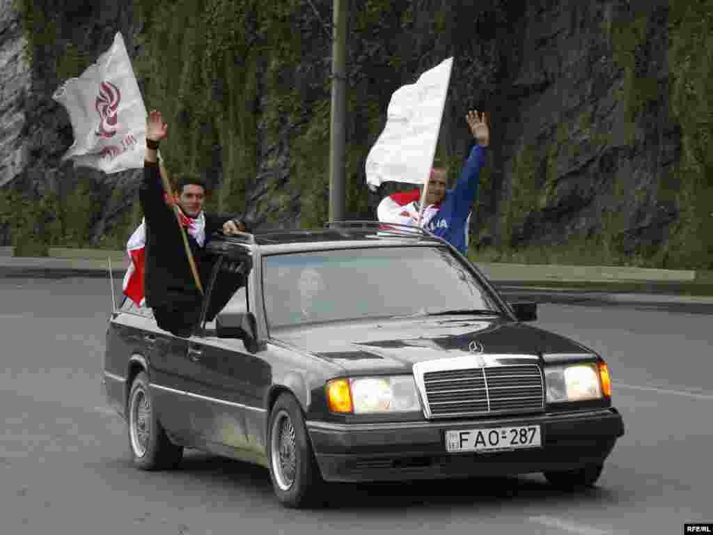 ... და ავტომობილით - ოპოზიციის მომხრეები სტადიონიდან სამების ტაძრისკენ მიემართებიან