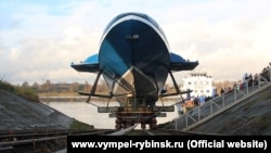 Спуск на воду судна «Комета» в Рыбинске, Россия, июль 2018 года