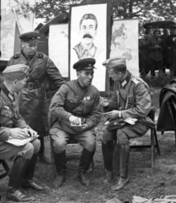 Німецькі та радянські військові після вторгнення на територію Польщі військ Німеччини та СРСР. Брест, 22 вересня 1939 року