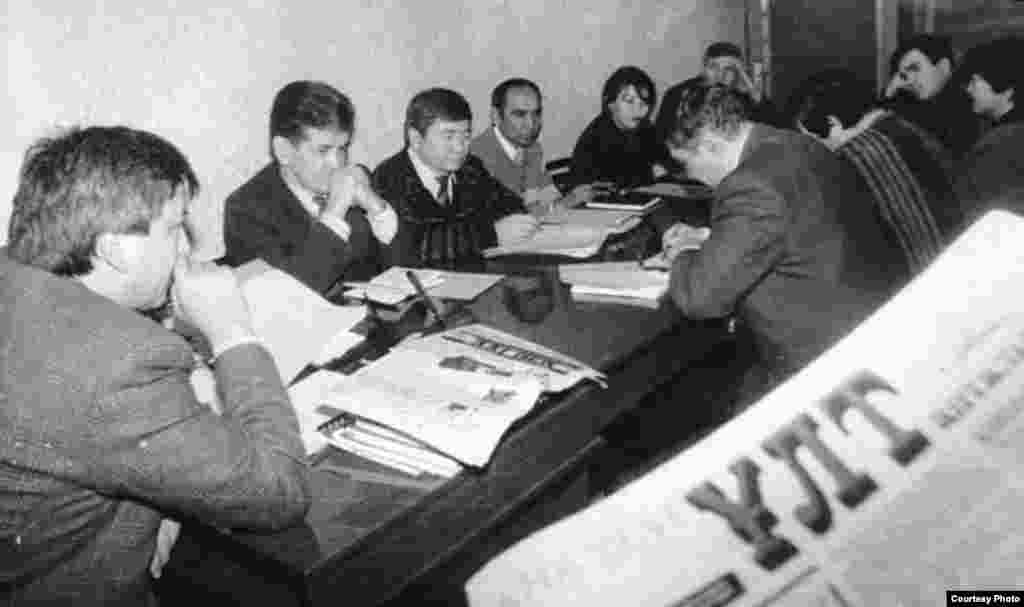 «Ана тілі» ұлт газеті бас редакторының орынбасары Марат Қабанбай (сол жақтан екінші).