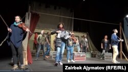 Британиянын "Глобус" театрынын Бишкекте койгон "Гамлет" спектакли, 7-ноябрь, 2015-жыл.