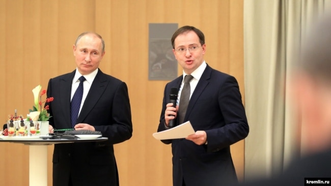 Владимир Путин (сол жақта) мен Владимир Мединский орыс тілі және мәдениеті жөніндегі жиында. Санкт-Петербург, 2016 жылғы желтоқсан.
