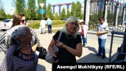 Активистка Санавар Закирова (в центре) вместе с другими недовольными решениями судов людьми, пришедшими к резиденции бывшего президента Нурсултана Назарбаева. Нур-Султан, 16 августа 2019 года.