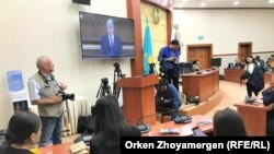 Журналисты в пресс-центре парламента следят за трансляцией на экране послания президента Касым-Жомарта Токаева. 2 сентября 2019 года.