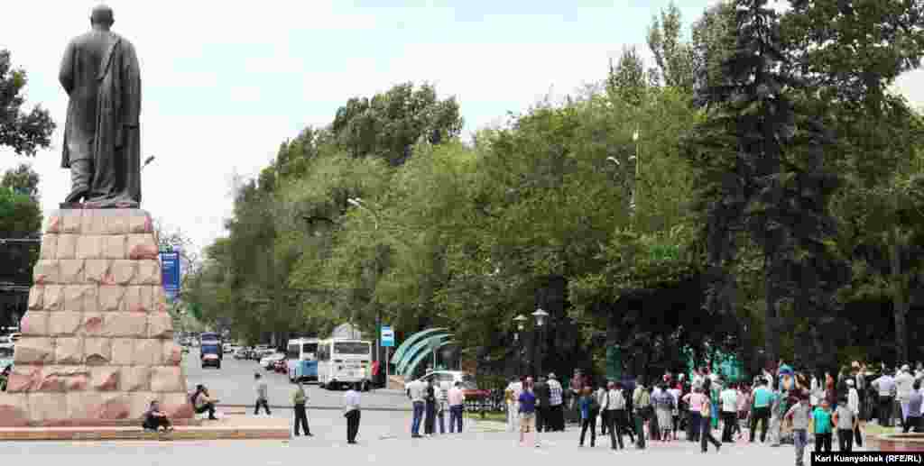 Люди расходятся после одного из собраний несогласных, проведенных в память о жертвах Жанаозена. Алматы, 2 июня 2012 года.