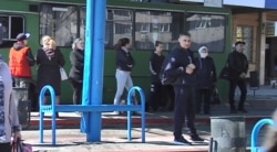 Люди на зупинці в окупованому Донецьку під час коронавірусної пандемії