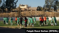 لاعبو المنتخب العراقي بكرة القدم في حصة تدريبية بعمّان