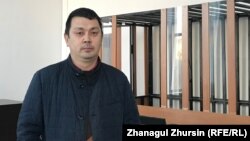 Белсенді Әлібек Молдин сот залында тұр. Ақтөбе, 22 қараша 2019 жыл.