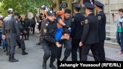 Полиция жастар ұйымының белсендісін ұстап жатыр. Әзербайжан, Баку, 6 мамыр 2014 жыл.