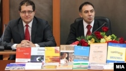 Министерот за образование Панче Кралев и ректорот на универзитетот Св. Кирил и Методиј, Велимир Стојковски.