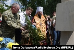 Предстоятель ПЦУ Епифаний (справа) и Дмитрий Черница (в центре) возложили цветы к мемориалу погибшим воинам