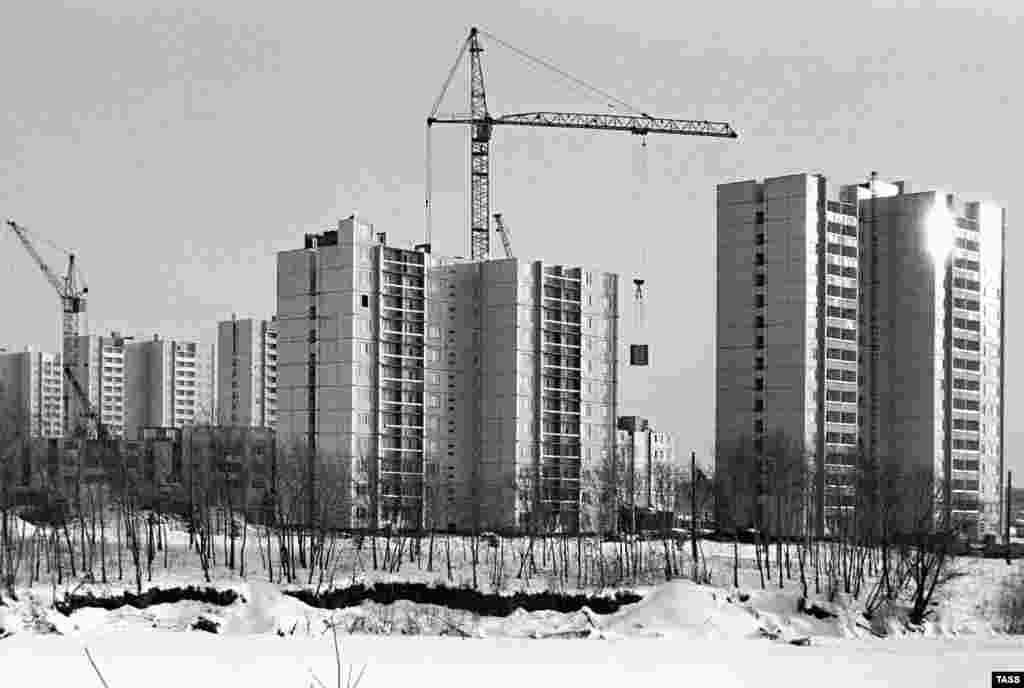 New Moscow apartment buildings can be seen under construction in early 1982.