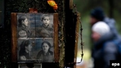 Фотографії жертв Великого терору на місці таємного поховання на розстрільному полігоні НКВС. Левашківська пустка, жовтень 2016 року