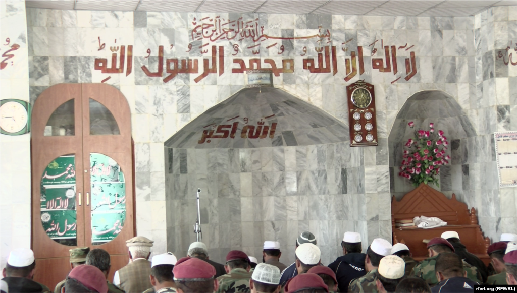تجمع نیرو های خاص برای ادای نماز در مسجد
