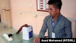 جهاز قراءة بطاقة الناخب الألكترونية في أحد مراكز الإقتراع بالسليمانية.