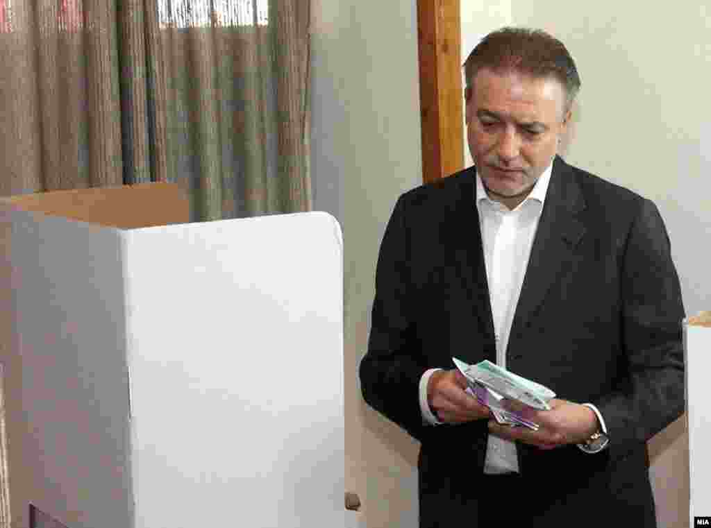  Лидерот на СДСМ Бранко Црвенковски гласа на Локалните избори 2013. 