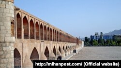 نمایی از رودخانه زاینده‌رود در اصفهان که خشک شده است.