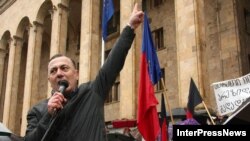 Шалва Нателашвили на митинге (архивное фото)