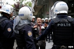 Demosnatracije u anakri prilikom hapšenja profesora Nuriye Gulmen i Semiha Ozakca 22. maja 2017.
