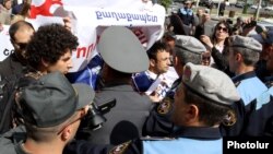 В день инаугурации Сержа Саргсяна в Ереване состоялось альтернативное и протестное шествие, в ходе которого произошли стычки с полицией