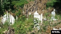 Varrezat e dëmtuara myslimane në veri të Mitrovicës