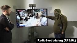 Колишній військовослужбовець ЗСУ із позивним «Берет» (праворуч) аналізує відео