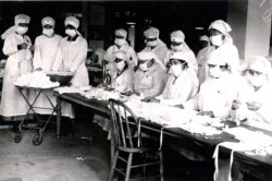 Бостан. Валанцёры Чырвонага Крыжа вырабляюць мэдычныя маскі. Фота: US National Archives