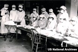 Boston. Gyzyl Haçyň meýletinleri medisina maskalaryny taýýarlaýarlar. Photo:US National Archives