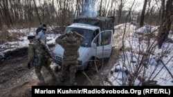 Військові витягають вантажівку із ями під Кримським