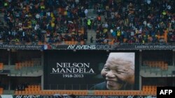 Люди собрались на стадионе для церемонии прощания с бывшим президентом Южной Африки Нельсоном Манделой. Йоханнесбург, 10 декабря 2013 года.