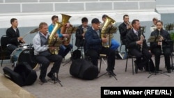 Музыканты духового оркестра играют перед Музеем памяти жертв политических репрессий. Карагандинская область, 19 мая 2013 года.